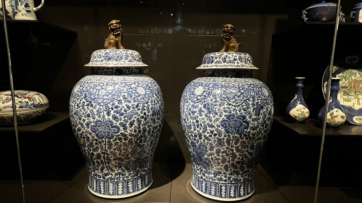 ningalban175's tweet photo. 在 1700 年前后，如此巨大尺寸的来自中国的青花瓷瓶极其罕见且价值连城。在 20 世纪初，这几件流转到了阿姆斯特丹国家博物馆（Rijksmuseum）。 https://t.co/B5DRY1QkWb