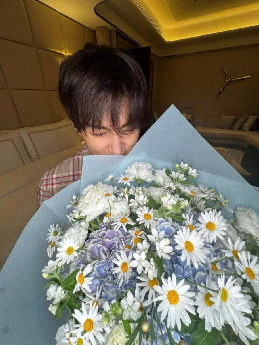 seonghyoo's tweet photo. Might as well be someone's dream comes true https://t.co/Y8mAQJW4AB