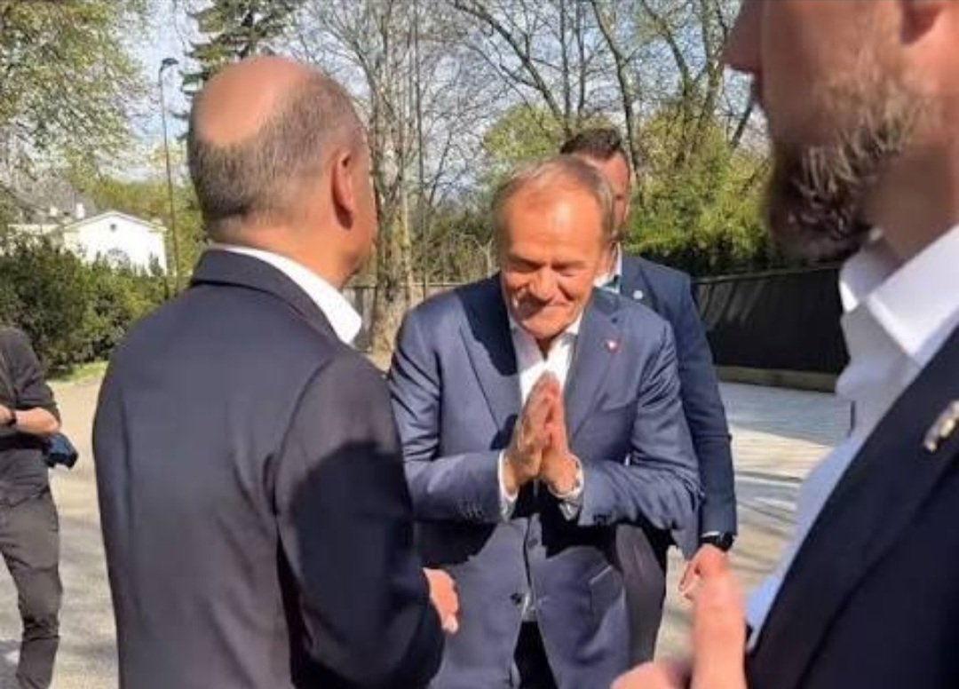 Mike65465996's tweet photo. @adam_banaszek @donaldtusk Wiem, że dla Ciebie zaśliniony emerycie ekonomia i finanse, to zbyt skomplikowane tematy. Dlatego właśnie jesteś idealnym wyborcą Tuska. A teraz oddaj pokłon, jak cie pan nauczył. https://t.co/1Daq1e9Slb
