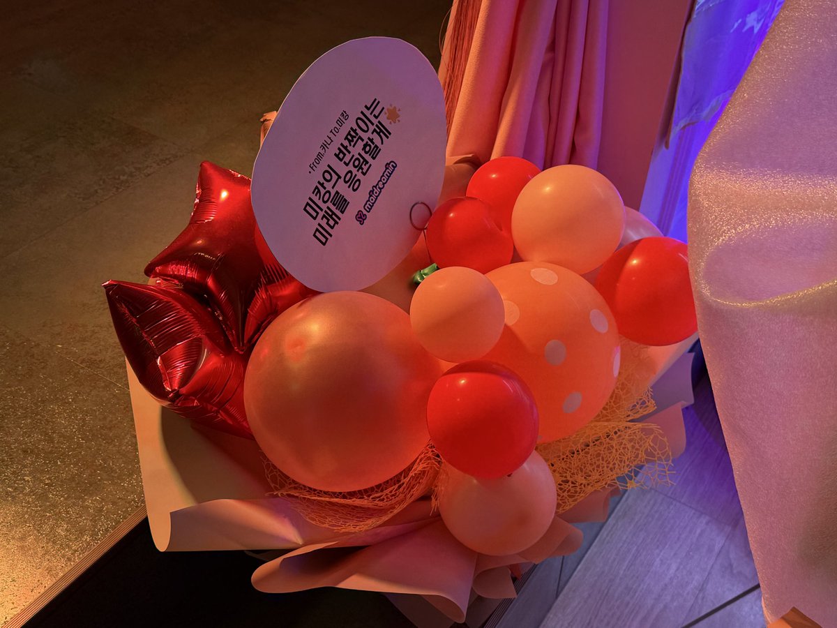 ahzu2024's tweet photo. 미캉에게 하고픈 말은 편지 적는 타임에 전부 써서 트이타에는 생략할게요 파이널에 메이드쨩들 전원 울리는 죄많은 여자… 홍대점 최고의 메이드…
나중에 좀 지나서 리밍에 미캉 졸업 후 아 미캉이 레전드인데 미캉 춤선 차원이 다른데 하고 꺼드럭댈 미래를 기대하며!!!ㅋㅋ 그동안 수고많았어요! https://t.co/I6ch2BI8y5