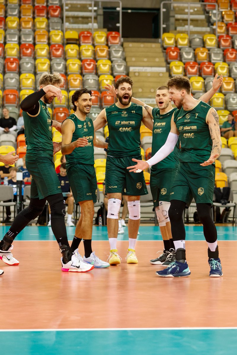 AluronCMC's tweet photo. Kosmiczne wejście Jurajskich Rycerzy w to spotkanie i Kamila Rychlickiego, który fruwał na prawej flance! Kuba Kochanowski z asem i efektownym pojedynczym blokiem, a także konkretna seria zagrywek Aarona Russella. Nsza wygrana 25:20 na start! 💣 https://t.co/z1nytnFr1N