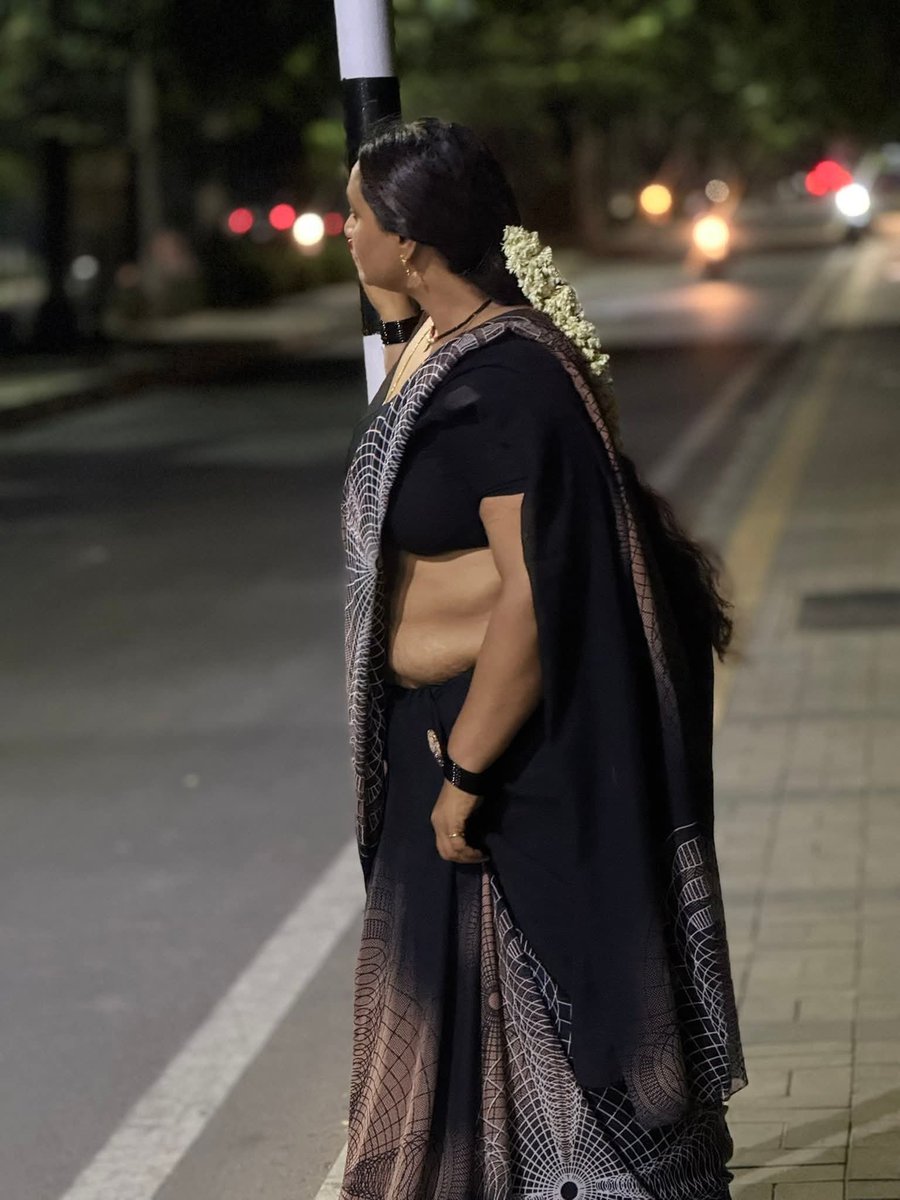 arun221kumar's tweet photo. I had a bet with my mom... 

Midnight la road oram ah enga ammava iduppu theriyum madhiri konjam neram nikka sonnen... 

Kandippa enga ammava item nu nenachi yaaradhu approach pannuvanga nu enga amma kita naan thousand rupees bet kattunen... https://t.co/qfooodh08D