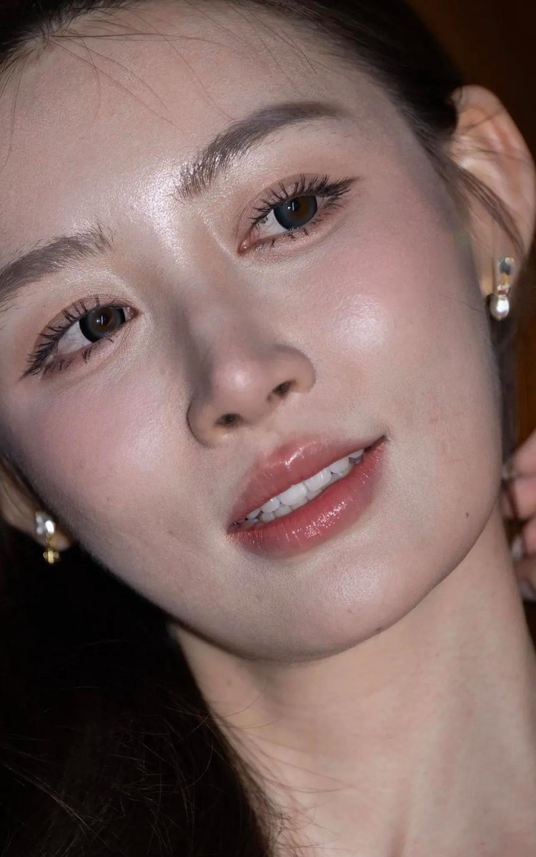 wilbe25421's tweet photo. [Look, my friend is showing off a super cool item with really glossy and beautiful makeup that gives off a pretty, trendy vibe!]， https://t.co/5RIA1d39E6