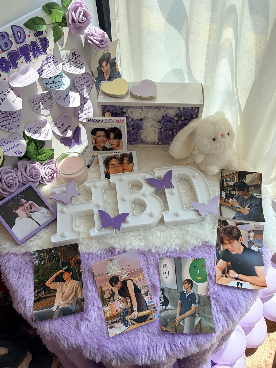 Jocelyn2tm's tweet photo. 탑탭 생일 이벤트는 실패했지만 탑이랑 함께 하고 싶어서 생카 다녀왔지💜

너무 아기자기하게 잘 꾸민 거 아닌가요 #vitomin

그대들의 노고에 cheers💜

정말 너무 예쁘고 예쁘고 예쁜 생카💜

#HappyTOPTAPDay2026 #TOPTAPJarukit https://t.co/WQvbNPHTGs