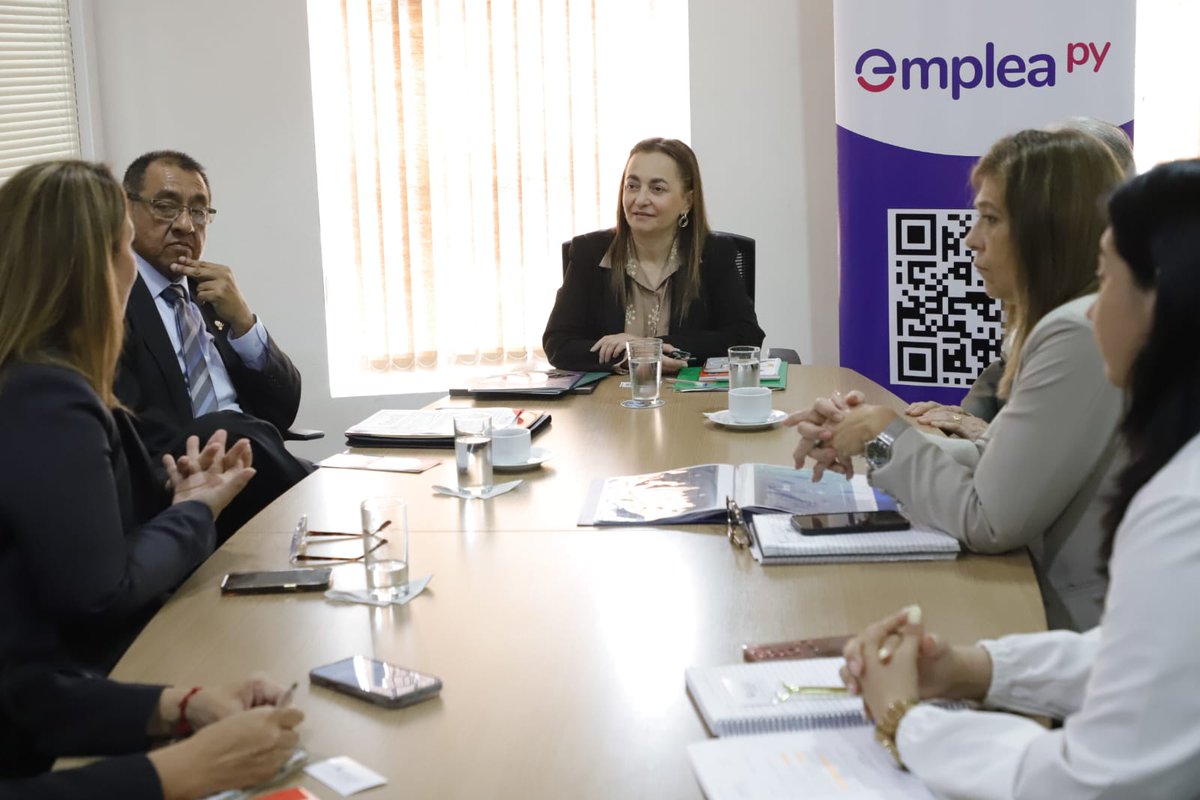 MTESS_PY's tweet photo. #EmpleaPy| Oportunidades para ampliar la capacitación laboral

Autoridades del Ministerio de Trabajo mantuvieron una reunión con representantes del Estudio Jurídico Altamirano y Asociados, en el marco de un interés por fortalecer la formación de personas y facilitar su inserción en el mercado de trabajo, en alianza con una empresa internacional especializada en el rubro.  

Durante el encuentro, liderado por la viceministra de Empleo, @veronicalopezb2, las partes intercambiaron ideas sobre posibles mecanismos de articulación y cooperación para ampliar las oportunidades de capacitación y empleo.