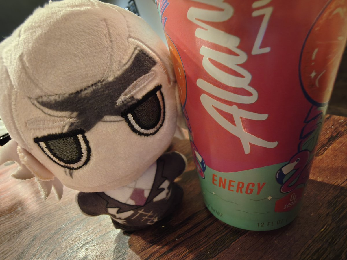 ezolope's tweet photo. omg woke up to so many notifs hello everyone 
have my knockoff xeno and energy drink to start your morning off https://t.co/i3skkV4QiN