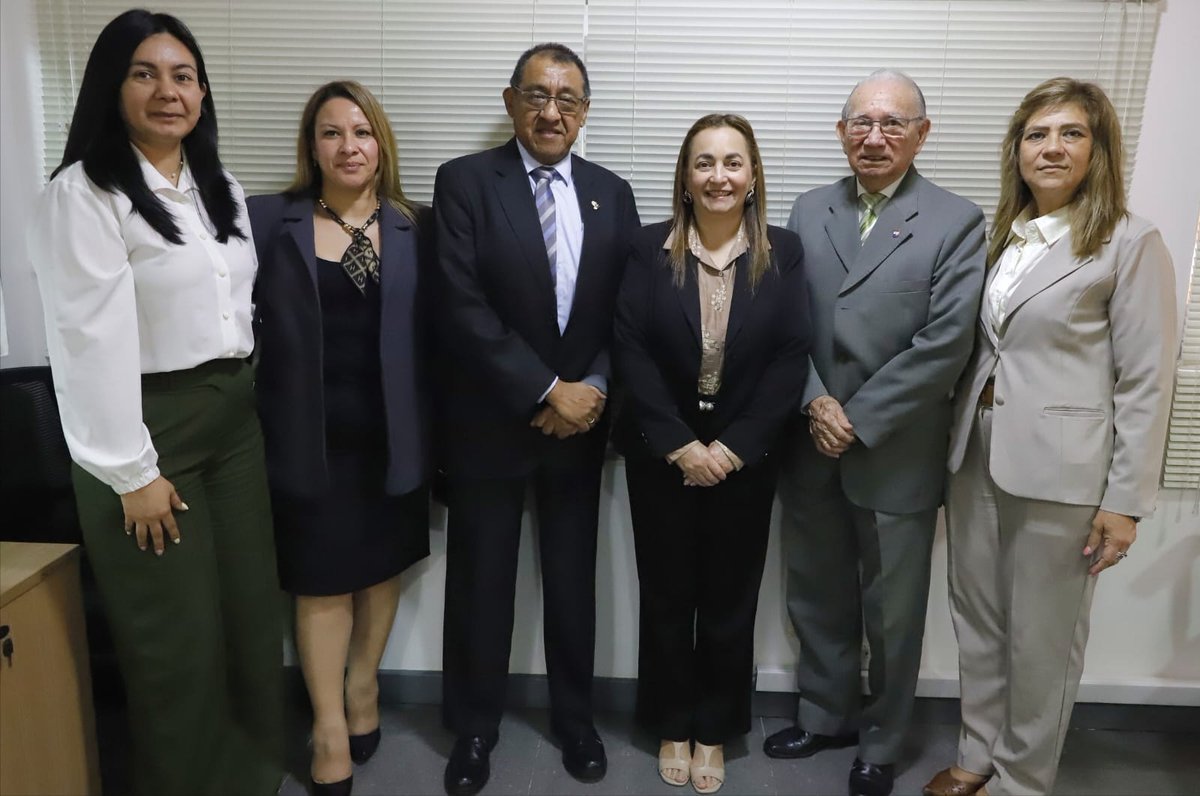 MTESS_PY's tweet photo. #EmpleaPy| Oportunidades para ampliar la capacitación laboral

Autoridades del Ministerio de Trabajo mantuvieron una reunión con representantes del Estudio Jurídico Altamirano y Asociados, en el marco de un interés por fortalecer la formación de personas y facilitar su inserción en el mercado de trabajo, en alianza con una empresa internacional especializada en el rubro.  

Durante el encuentro, liderado por la viceministra de Empleo, @veronicalopezb2, las partes intercambiaron ideas sobre posibles mecanismos de articulación y cooperación para ampliar las oportunidades de capacitación y empleo.