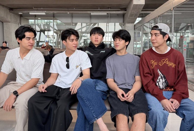 loveforclo_ver's tweet photo. ဘေဘီတို့ ကောမန့်50လောက်လုပ်ရအောင်ဗျို့

SHINING LOVE IN THE HEART

#WEIRDO101SeriesEP8 https://t.co/IGc35HysmP