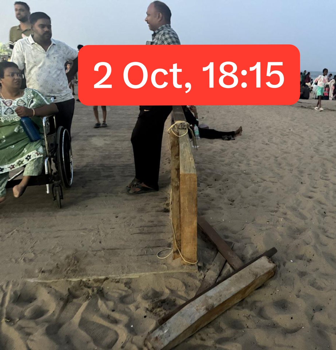 DisabilityIndia's tweet photo. Rubbish has been cleared, but maintenance of Besant Nagar beach access path continues to be abysmal @chennaicorp @sameerangs @RDCSouth_GCC .

Broken railings are encouraging miscreants to break more, in the course of a day. 

Life cycle access please!
#BrokenWindowTheory #Sustain https://t.co/9UvXyBKIJU