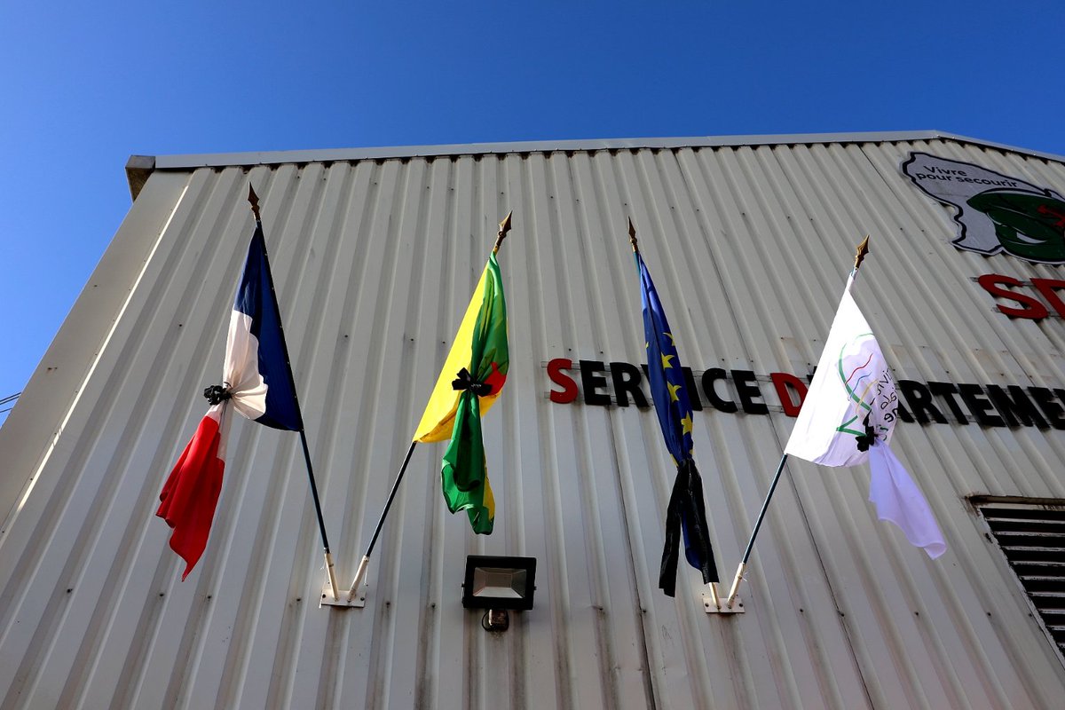Sdis973's tweet photo. ⚫ #hommage Ce 2 octobre, une minute de silence a uni les personnels dans tous les bâtiments et CIS du #SDIS973 en hommage à Mr Gabriel SERVILLE, #PCASDIS 973. Au Larivot, le DDSIS 973 a exprimé son attachement personnel et celui du corps départemental à leur Président. https://t.co/p206AVVrCe
