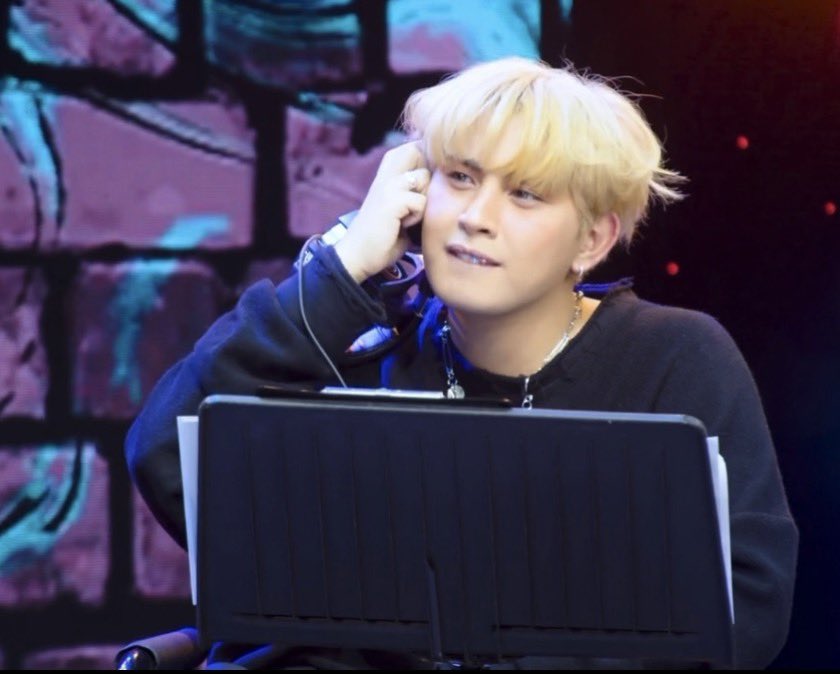 xaechanx's tweet photo. iba din kasi dating ng blonde maki sa totoo lang..para syang may sariling spotlight sa mukha eh. 

nakakatulala naman kasi talaga, di ko masisisi bat ganun reaksyon ng mga queens hshsha

@clfrnia_maki #maki https://t.co/WtpE6hDMjE