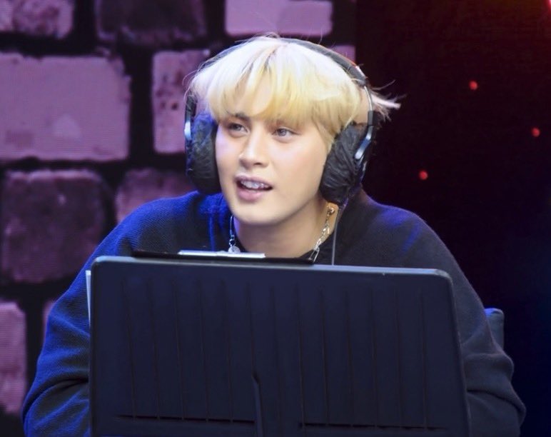 xaechanx's tweet photo. iba din kasi dating ng blonde maki sa totoo lang..para syang may sariling spotlight sa mukha eh. 

nakakatulala naman kasi talaga, di ko masisisi bat ganun reaksyon ng mga queens hshsha

@clfrnia_maki #maki https://t.co/WtpE6hDMjE