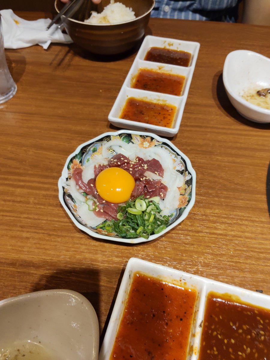 EVA_WMPLZ's tweet photo. 高校からの友達と焼肉行ってきた〜
人生初馬刺しユッケ食べた🤤 https://t.co/b1TxI9ZkUp