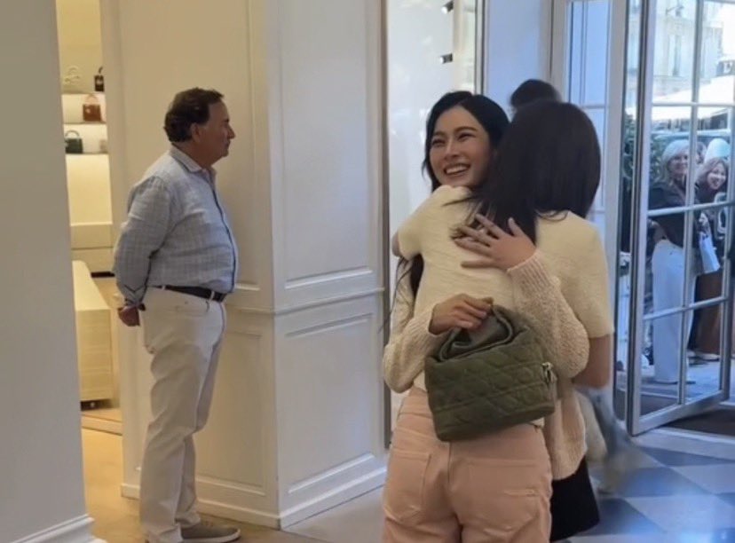 momoyiao's tweet photo. Got a video I wanna share……🤓

#LingOrmDiorSummer27
#LinglingKwong #OrmKornnaphat 
#LingOrm #Dior #DiorSummer27 #PFW https://t.co/uJoi5MUfEt