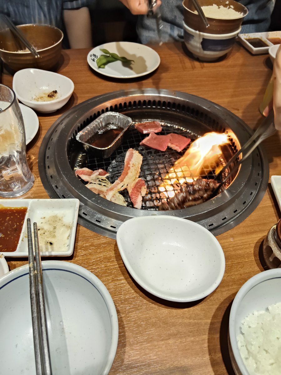 EVA_WMPLZ's tweet photo. 高校からの友達と焼肉行ってきた〜
人生初馬刺しユッケ食べた🤤 https://t.co/b1TxI9ZkUp