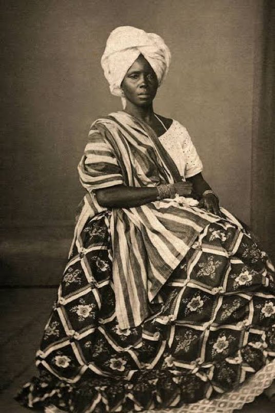 paxyoruba's tweet photo. GÈLÈ.

Frame One: 🇧🇷Brazilian Yoruba Woman from Bahia Rocking the Gèlè, Pele, Ìró and Bùbá of the Culture-1800s. 

Frame Two: 🇳🇬Nigerian Yoruba Lady Rocking the Gèlè, Pele, Ìró and Bùbá of the Culture-1900s.

Two Continents, one culture. https://t.co/CZ2vx39kwh