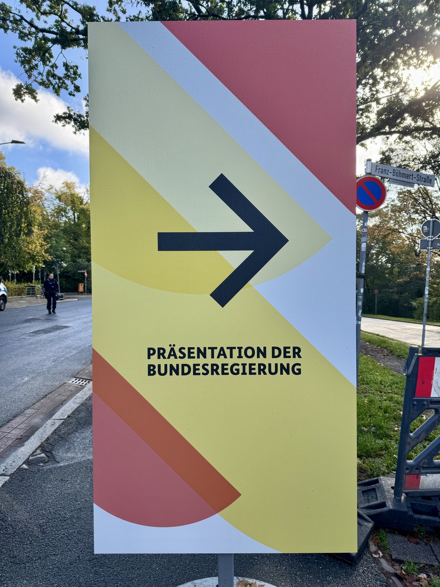 BMAS_Bund's tweet photo. Bereit für den #TagDerDeutschenEinheit in Bremen! 🇩🇪 Vom 2. bis 4. Oktober sind wir mit einem Stand auf der „Meile der Verfassungsorgane“ am Weserstadion vertreten. Kommen Sie vorbei! Mehr Infos: https://t.co/bH1a3si4WM https://t.co/CUhUT3aARy