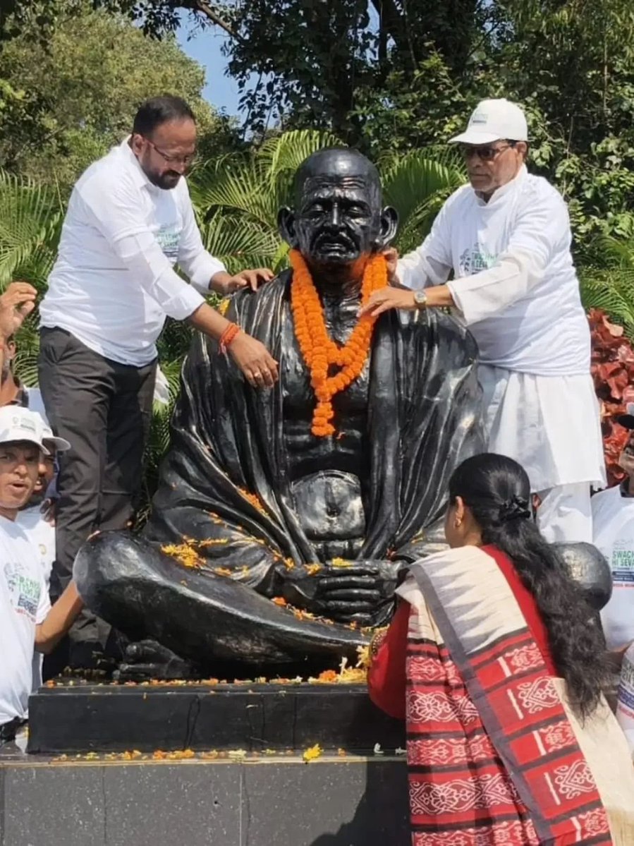 skpradhanbjp's tweet photo. ଆଜି ଗାନ୍ଧୀ ଜୟନ୍ତୀର ଅବସରରେ ସୁନାବେଡ଼ା ସ୍ଥିତ ଗାନ୍ଧୀ ଉଦ୍ୟାନ ଠାରେ ନିର୍ବାଚିତ ଜନପ୍ରତିନିଧିଙ୍କ ଉପସ୍ଥିତିରେ ମହାତ୍ମା ଗାନ୍ଧୀଜୀଙ୍କ ପ୍ରତିମୂର୍ତ୍ତିରେ ପୁଷ୍ପମାଲ୍ୟ ଅର୍ପଣ କରି ଭକ୍ତିପୂର୍ଣ୍ଣ ଜ୍ଞାପନ କଲି।

#GandhiJayanti2026 https://t.co/FA1D6WksjX