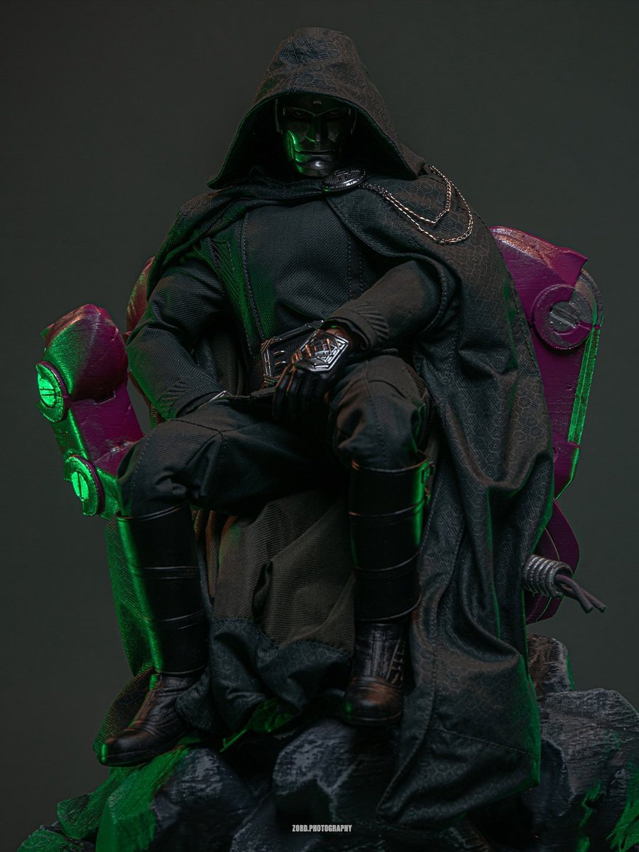 SpoilerrrrrFlim's tweet photo. New look Hot Toy at Doctor Doom figure from ‘AVENGERS: DOOMSDAY’ https://t.co/6pBPW0BSAs