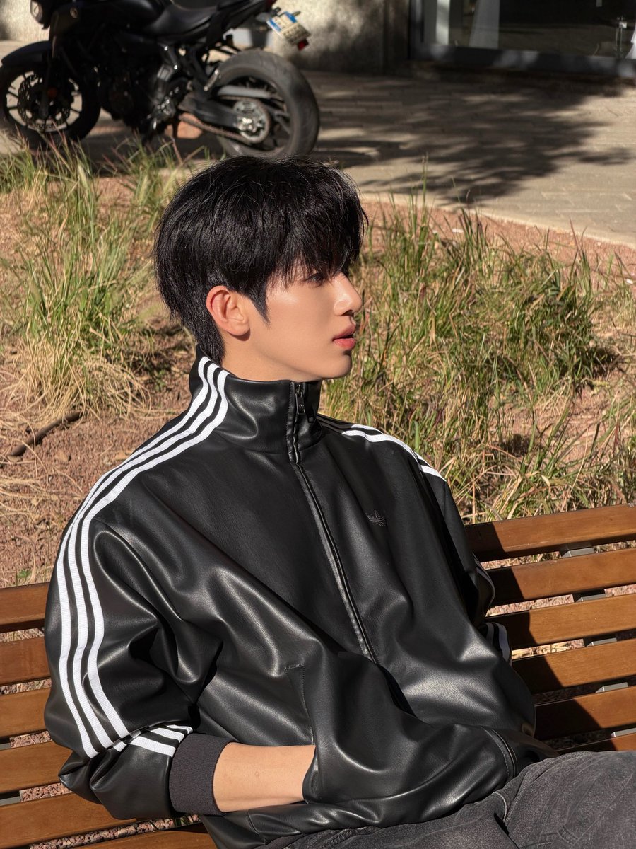 ParkSiWoomami's tweet photo. Gửi một chút ấm áp từ phương xa đến Paris. Chúc SiWoo luôn giữ vững phong độ, tự tin bước đi và tận hưởng trọn vẹn không khí thời trang đẳng cấp này nhé

PARK SIWOO AT LANVIN PFWSS27
#PARKSIWOOxLANVIN
#PARKSIWOO
#LANVINPFWSS27
#YOONSIKSIWOOPFWSS27 https://t.co/xote7OItny