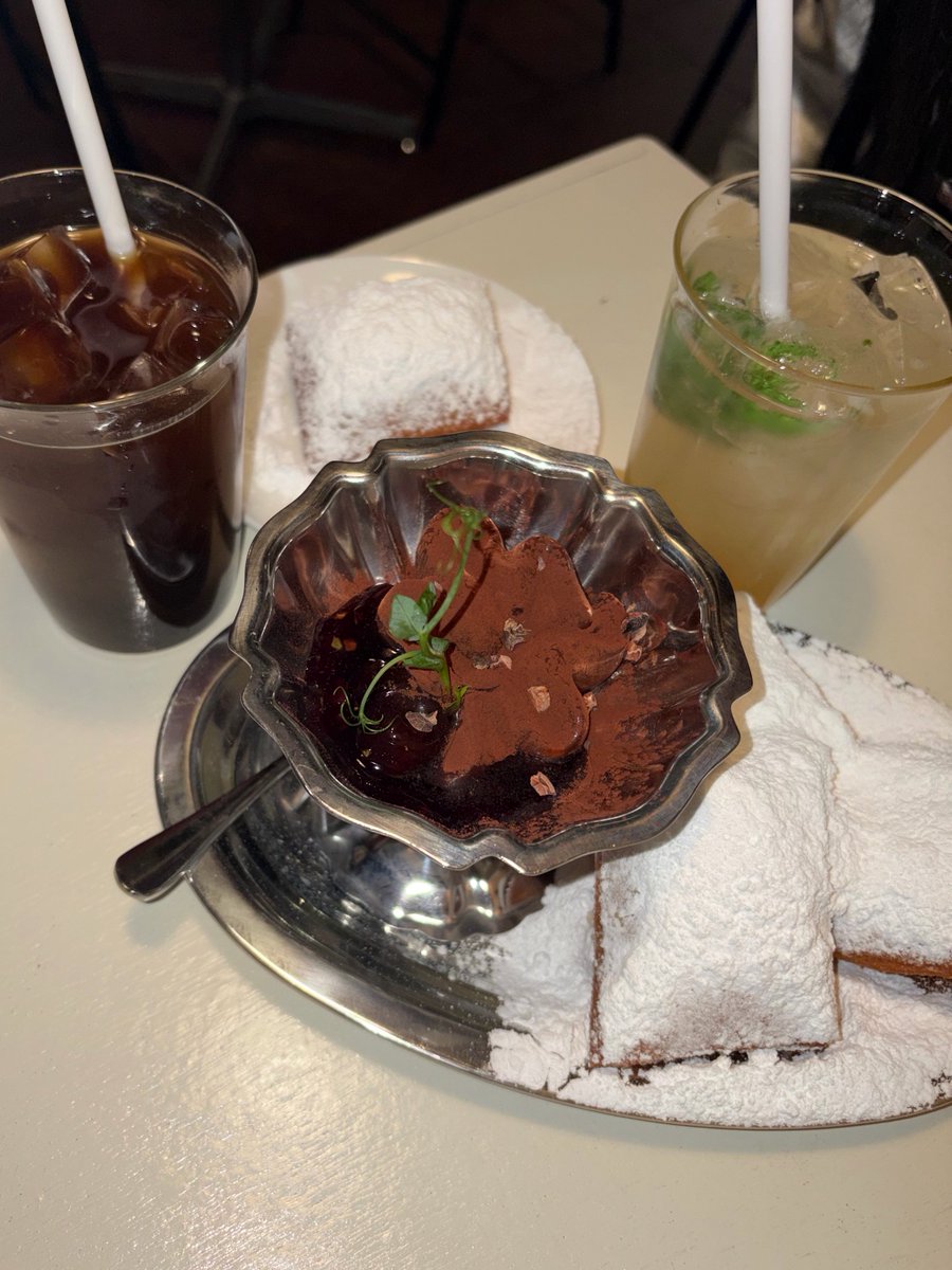 equalsignow's tweet photo. 느좋카페 와서 맛있어 보이는 디저트 시켰는데 ..이 디저트는 포크를 사용해서 먹는게 아니고 손으로 먹는 디저트라고 해서 손으로 먹었듀 . 비닐장갑 주더라 ✌🏻 https://t.co/bI7X7v2aoG