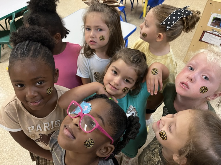 HSDBullDogs's tweet photo. Ms Missy's ABC Preschool Class supporting the Bulldogs this morning! Go Bulldogs! https://t.co/xukZRPjmHd