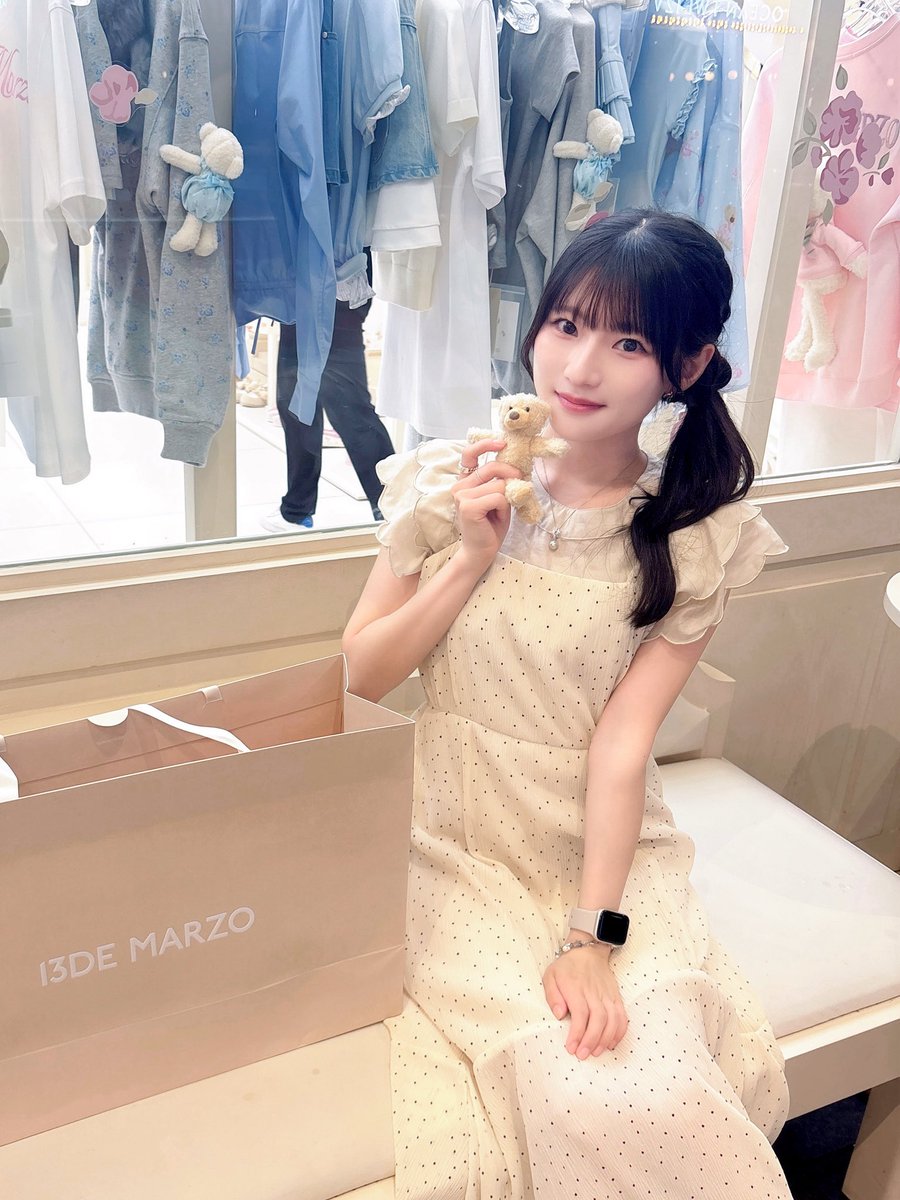 aoki__hina's tweet photo. マレーシアで可愛いカフェに行きました♡
お洋服も買えました🧸🎀 https://t.co/pigClid04N
