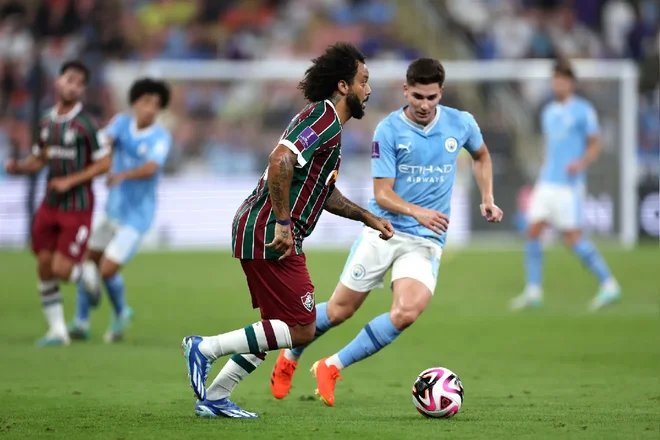 PauloFBS's tweet photo. 🚨 | Fluminense pode virar campeão mundial de 2023 por punição histórica ao Manchester City

Condenação por violações financeiras abre discussão sobre possíveis consequências esportivas 

O Fluminense pode voltar ao centro de uma discussão que, até pouco tempo atrás, parecia restrita ao futebol inglês. O Manchester City foi considerado culpado por uma comissão independente da Premier League por graves violações das regras financeiras durante nove temporadas, entre 2009/10 e 2017/18. A decisão ainda não definiu a punição, mas pode provocar desdobramentos importantes no futebol europeu e, dependendo das consequências esportivas, em níveis globais. 

A história interessa diretamente ao Fluminense porque foi justamente o City quem derrotou o Tricolor na final do Mundial de 2023, em Jidá. Na ocasião, o time comandado por Pep Guardiola venceu por 4 a 0 e conquistou o título mundial. Por ora, o resultado permanece oficialmente válido, e o clube inglês continua reconhecido pela FIFA como campeão daquela edição.

O processo contra o Manchester City, porém, ganhou novos contornos. Segundo a comissão independente, o clube utilizou contratos considerados fictícios ou simulados com parceiros comerciais, apresentou informações financeiras incorretas e ocultou de auditores e reguladores a verdadeira situação econômica. A investigação concluiu ainda que essas práticas permitiram inflar receitas e reduzir custos em mais de £900 milhões (R$ 6,2 bilhões).

Outro ponto relevante é que, segundo a decisão, caso os acordos tivessem sido registrados corretamente, o Manchester City teria ultrapassado de maneira substancial os limites financeiros estabelecidos pela Premier League e pela UEFA. É justamente aí que o caso deixa de ser apenas uma questão contábil e passa a envolver o equilíbrio esportivo.

A discussão não representa um benefício específico ao Fluminense ou a qualquer outro clube. O ponto é mais básico: se existem regras financeiras, elas precisam valer para todos. Não faria sentido exigir que determinados clubes respeitem limites enquanto outros conseguem obter vantagem competitiva por meio de mecanismos que posteriormente são considerados irregulares.

A própria Premier League classificou o processo como o mais significativo de sua história. As punições, no entanto, ainda serão discutidas separadamente. O Manchester City também recorreu da decisão nesta sexta-feira, 2 de outubro, e o recurso será analisado por uma comissão independente.

Por isso, não é possível afirmar que o Fluminense será declarado campeão mundial de 2023 ainda. O tema depende de uma decisão específica da autoridade responsável pela competição e de eventuais consequências que ultrapassassem o âmbito da Premier League.

O que existe, neste momento, é uma questão que dificilmente poderá ser ignorada: se as violações financeiras comprovadas resultaram em vantagem esportiva, quais devem ser as consequências dentro de campo?

O Fluminense não precisa de favor ou de uma taça entregue por benevolência. Caso algum dia o resultado do Mundial de 2023 seja alterado, isso deverá acontecer exclusivamente pela aplicação das regras. Até lá, o City continua sendo oficialmente campeão.

📸 | François Nel/Getty Images