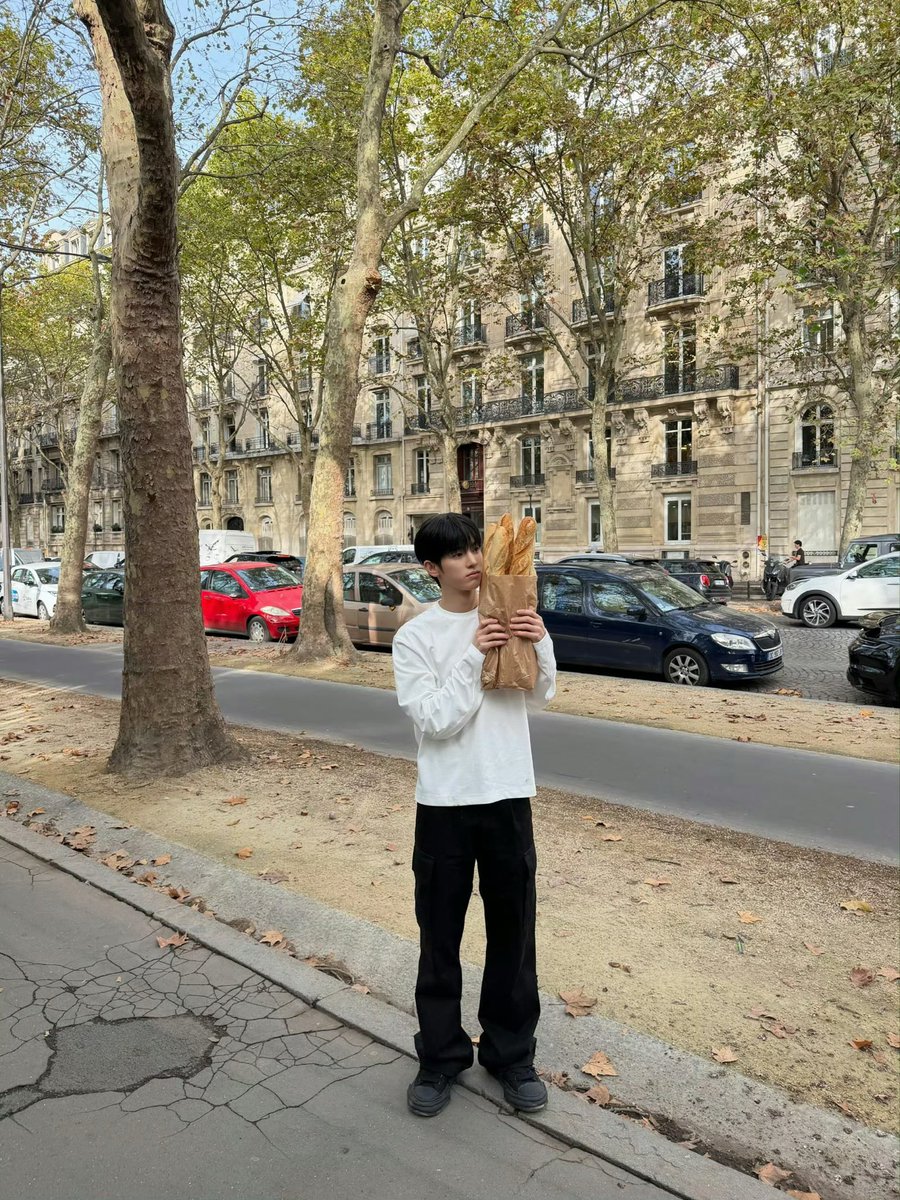 Lidddddyx's tweet photo. “你是阳光下灿烂的向日葵，亦是暗夜里独有高贵的红玫瑰。”

PARK SIWOO AT LANVIN PFWSS27

#PARKSIWOOxLANVIN
#PARKSIWOO
#LANVINPFWSS27 https://t.co/YDCREYgVKH