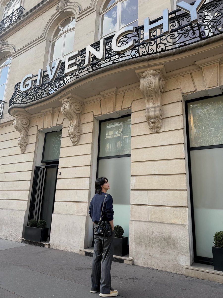 WorldwideCarats's tweet photo. [TRENDS] A long-awaited return to the spotlight! ✨

JEONGHAN will finally make his first official live public appearance since his military discharge as he attends the GIVENCHY SS27 show at Paris Fashion Week. 👼🏻

Let's give him the warmest welcome back and drop the tags for him! 🪽🇫🇷

JEONGHAN AT GIVENCHY PFW
#JEONGHANxGIVENCHY
#GivenchySS27
#ParisFashionWeek
@pledis_17 @givenchy