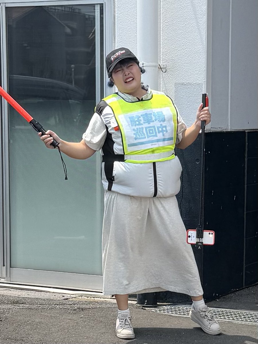 miiitan_n's tweet photo. 体型で悩んでる全人類へ

あたしはね、太ってる人も痩せてる人もみんな大好きなの。一度きりの人生、あんたたちには何にも縛られず、自分が好きな体型で生きてほしいのよ。

あたしはマンジャロも使ったことあるし、リベルサスも使ったことあるし普通のダイエットや断食だってしたことある。でも、あたしには全部合わなかったのよ。

元々太りにくい体質だったわ。
華奢に見られたい。女性らしく見られたい。と思うことも多かった。
けど、病気になってからは、どうしても薬で痩せられなくなった。
今は体型もご飯も美味しいと思ってるわ。
体も仕事も幅が広がったし、何より今の方が自分に自信があって声も大きいのよ。なぜかしら。
あとは太ってよかったなと思うこと、人によるんだけどシワが伸びるからか、「若く見られること」よ。人によるわ。

体型が変わる理由なんて人それぞれだし、
それでその人の価値が決まるわけじゃないのよ。あたしはどんな時も、その時のあたしを好きで生きてる。今はちょっとデカイけど、そんなあたしも愛おしいし美しいのよ。あんたたちにも、そうであってほしいわ。太ってても、痩せてても、どんなあんたたちも美しい。自分の人生なんだから、自分の好きな自分で生きなさい。
いつだってLove yourselfよ。

和牛ランプより。