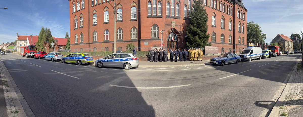 kppspddz's tweet photo. Dzisiaj 02.10.2026 r. punktualnie o godz. 12:00 funkcjonariusze Komendy Powiatowej Państwowej Straży Pożarnej w Dzierżoniowie, wspólnie z przedstawicielami Policji oraz Służby Więziennej oddali hołd śp. sierż. Natanowi Sieroniowi 🕊️ – funkcjonariuszowi KP Policji w Bolesławcu. https://t.co/5ubbvaOpFE