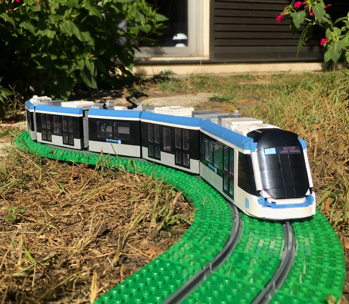Koex_kr's tweet photo. Le futur tram du T7 en lego :)
Maquette visible ce samedi 3 octobre à l’Espace Jean Lurçat (Juvisy-sur-Orge). https://t.co/6TV3S2K4dF