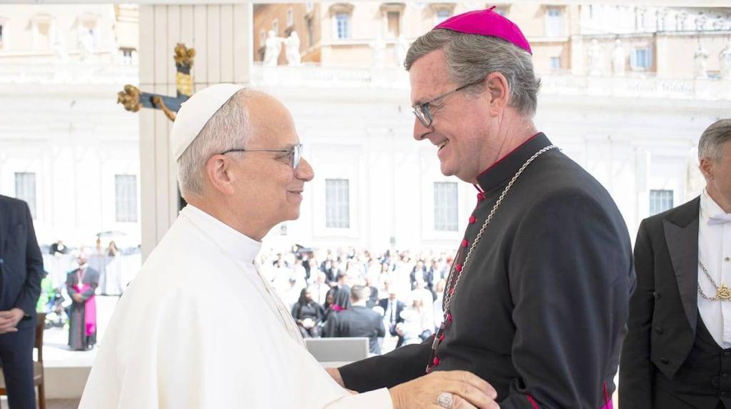 todonoticias's tweet photo. Fuerte mensaje del arzobispo Jorge García Cuerva: “El Papa se va a encontrar con una Argentina en crisis y dividida por la grieta” https://t.co/mMoMXFb0Jq https://t.co/up2Dsko55o
