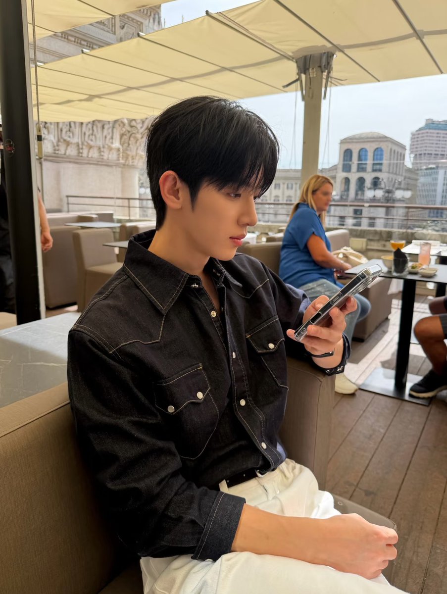 jnrhvk's tweet photo. Behind the glamour lies a grounded soul.
耀眼光环之下，是踏实通透的灵魂

PARK SIWOO AT LANVIN PFWSS27

#PARKSIWOOxLANVIN
#PARKSIWOO
#LANVINPFWSS27 https://t.co/hXf6U8JE2k