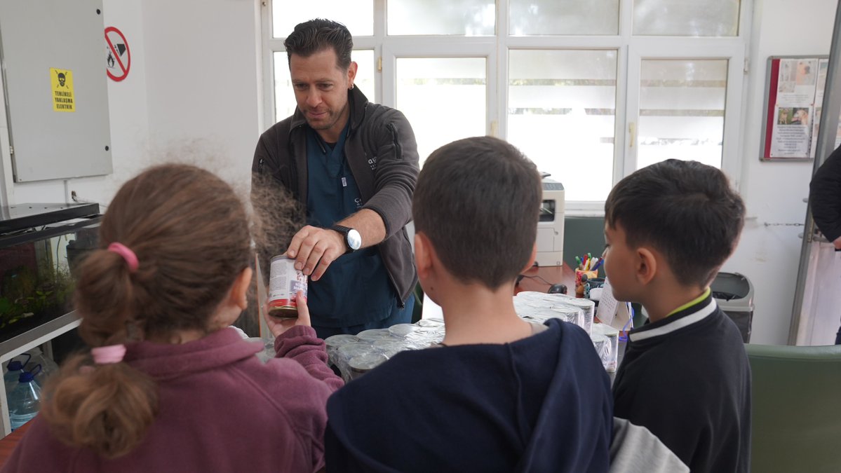 sgdd_asam's tweet photo. Çocuklar sahipsiz hayvanlara isim verdi, barınakta bir gün geçirip hem hayvanların bakımlarını hakkında yeni bilgiler öğrendi hem de keyifli vakit geçirdi.

Karamel, Limon, Güneş, Latte, Kar, Kahve…

4 Ekim Dünya Hayvanları Koruma Günü kapsamında çocuklarla birlikte Çankaya Belediyesi Sahipsiz Sokak Hayvanları Bakımevi ve Rehabilitasyon Merkezi’ni ziyaret ettik. 

Çocuklar merkezdeki hayvanlarla tanışırken veteriner hekimlerden hayvanların bakımı, sağlık süreçleri ve ihtiyaçları hakkında bilgi aldı; merak ettikleri soruları sorma fırsatı buldu.