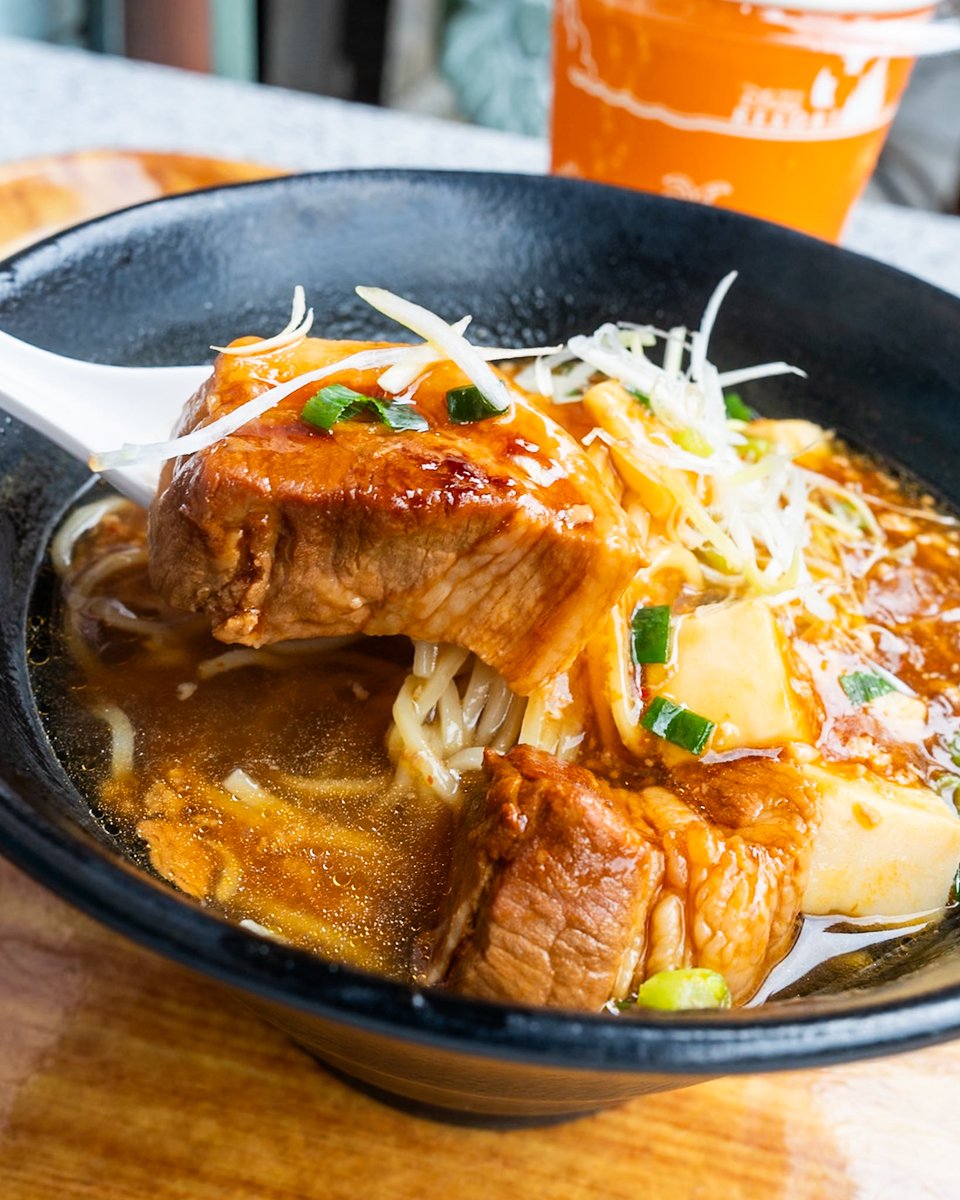 MezzoMikiD's tweet photo. 人気の”豚角煮とマーボー豆腐のあんかけ麺”！
東京ディズニーランド
「チャイナボイジャー」
2026秋冬ボイジャーセットを紹介☆
 https://t.co/6F2LZibNIV https://t.co/sYbs3enaUp