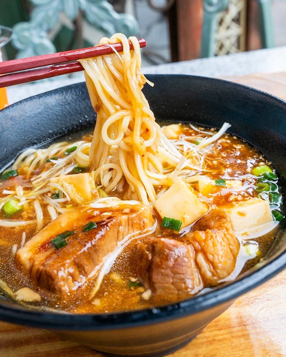 MezzoMikiD's tweet photo. 人気の”豚角煮とマーボー豆腐のあんかけ麺”！
東京ディズニーランド
「チャイナボイジャー」
2026秋冬ボイジャーセットを紹介☆
 https://t.co/6F2LZibNIV https://t.co/sYbs3enaUp