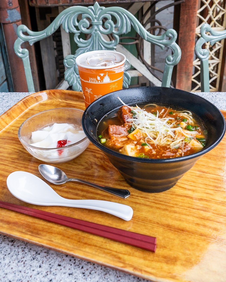 MezzoMikiD's tweet photo. 人気の”豚角煮とマーボー豆腐のあんかけ麺”！
東京ディズニーランド
「チャイナボイジャー」
2026秋冬ボイジャーセットを紹介☆
 https://t.co/6F2LZibNIV https://t.co/sYbs3enaUp