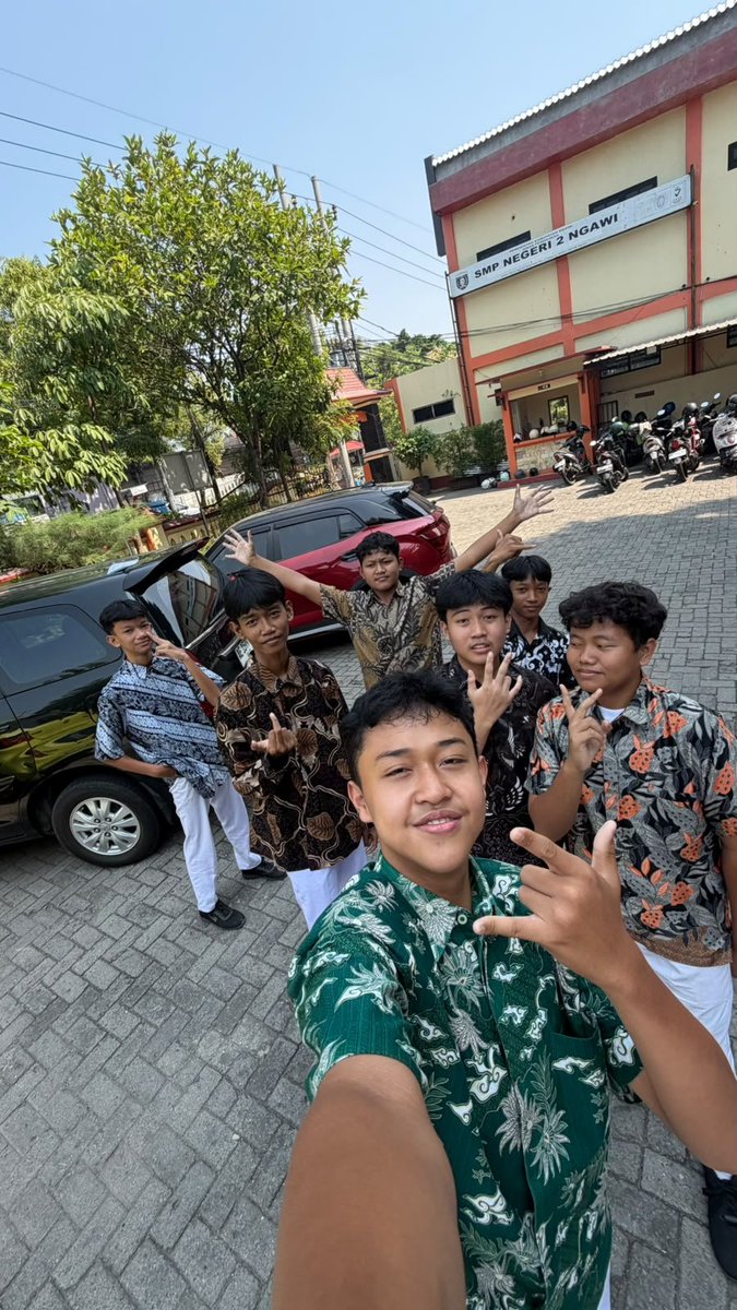Vashashira's tweet photo. batik day with friends https://t.co/L2IaQYitQk