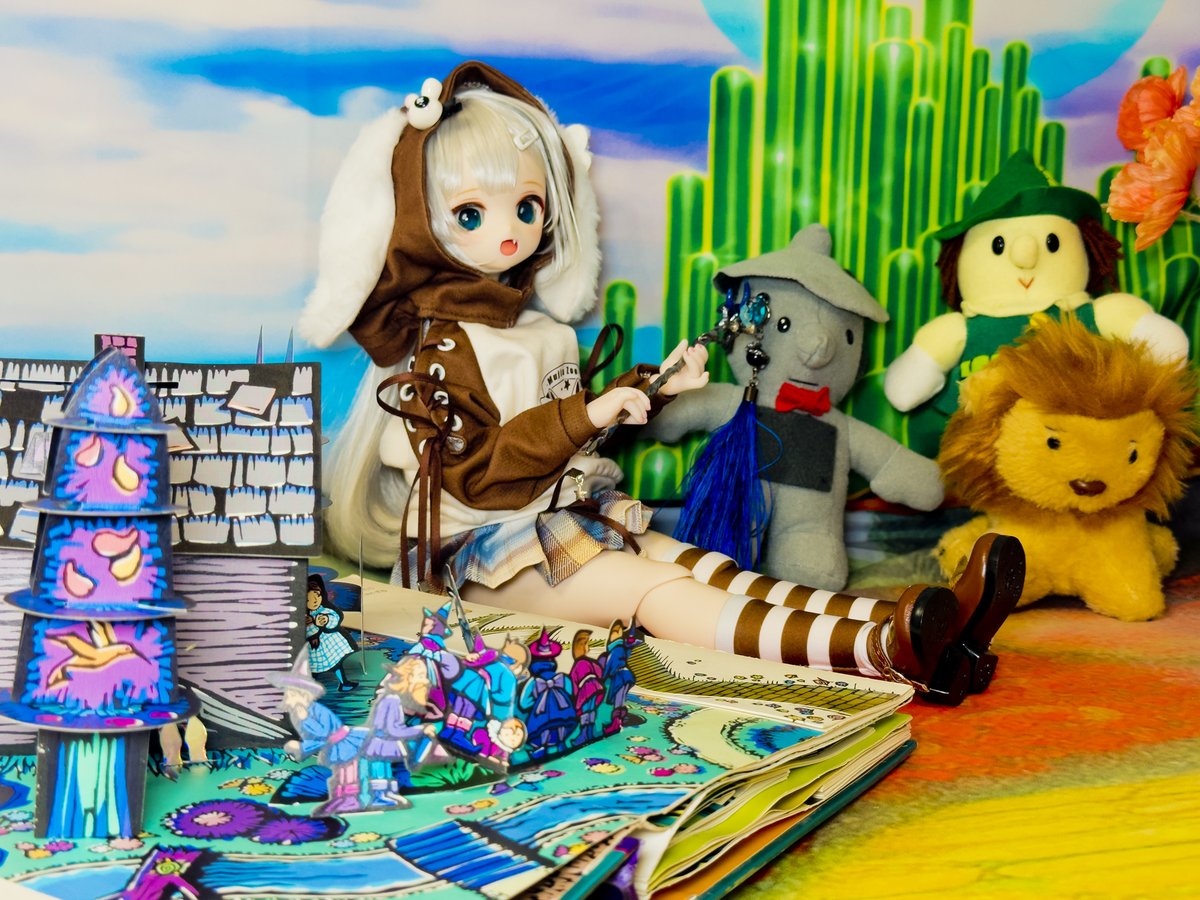 merriespdoll's tweet photo. 「ねえ、あの先に見えるのは――」

エメラルドの都？

それとも、まだ知らない景色？

黄色い道のその先へ。

物語の続きを探しに。
#深夜のドール撮影素敵文1440分1本勝負
お題：とおくをみる
#studio_Edelstein #akiっこ #木茶動物園 #iPhoneで撮影 https://t.co/Io1TRySl9j