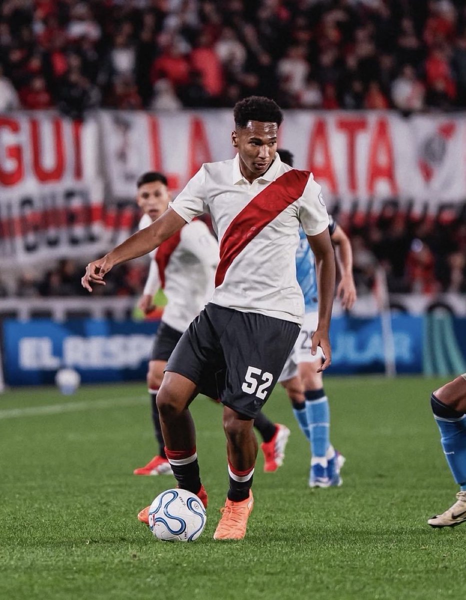 BandaRoja_'s tweet photo. 🐔✍️ Jonathan Spiff firmará su primer contrato con #River la próxima semana.

🔒 TENDRÁ UNA CLÁUSULA DE €100 MILLONES. 

ℹ️ @clmerlo https://t.co/vMp6rlnTrr