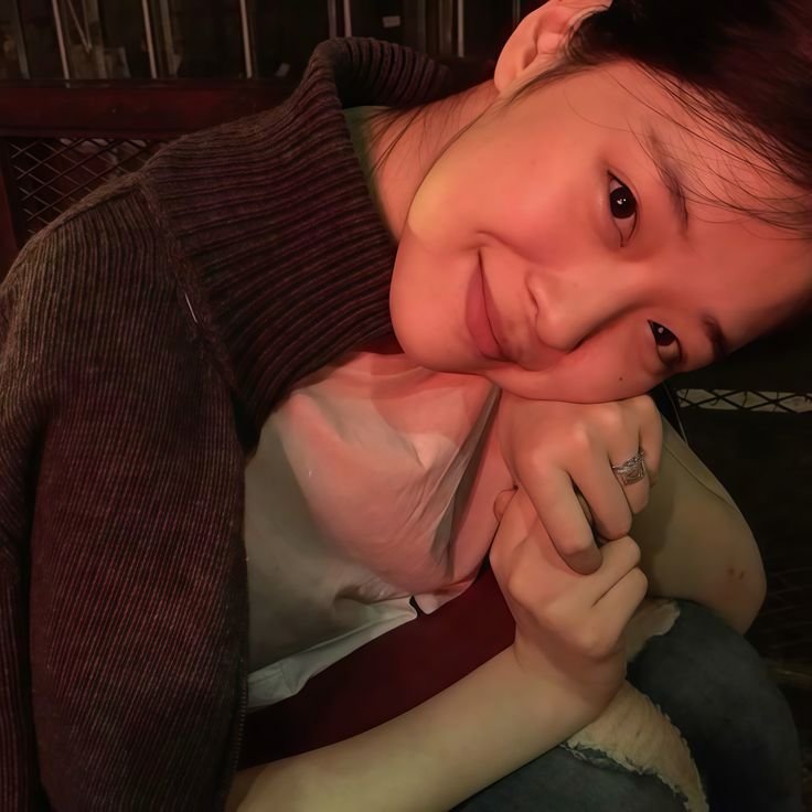 lizzyhxl's tweet photo. é triste ver que a sulli é lembrada apenas como uma idol que se suicidou, e n cm uma idol que apoiava a comunidade lgbt e o feminismo, que doava absorventes pra quem n tinha condições. E msm com a saúde mental no limite, ela apoiava todos que também estavam passando dificuldades https://t.co/ZgZynxU1M3