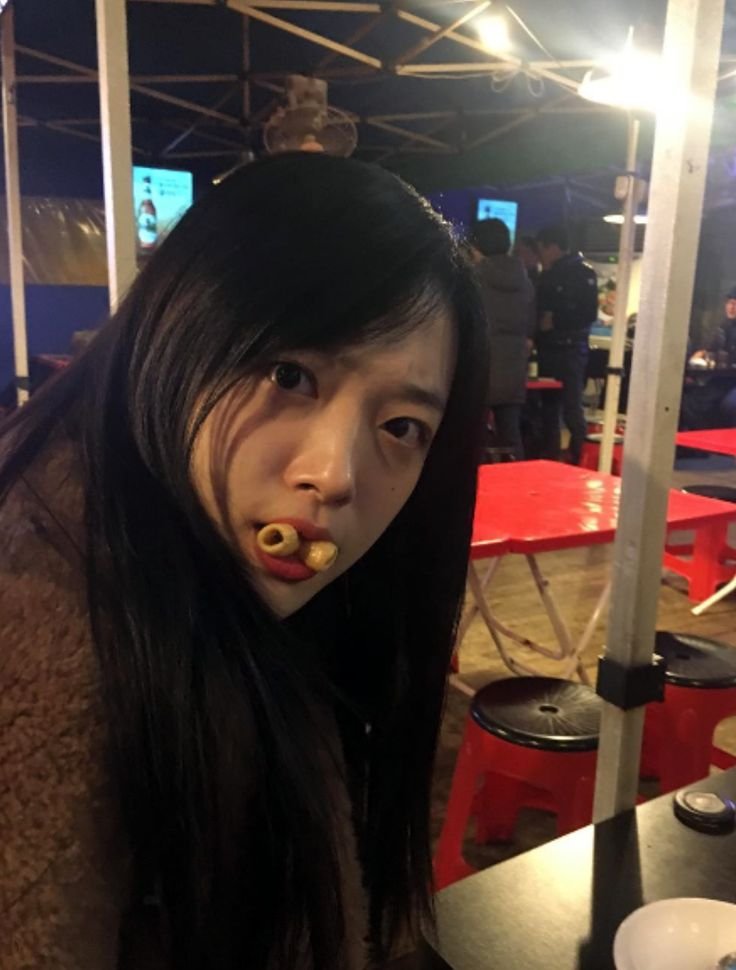 lizzyhxl's tweet photo. é triste ver que a sulli é lembrada apenas como uma idol que se suicidou, e n cm uma idol que apoiava a comunidade lgbt e o feminismo, que doava absorventes pra quem n tinha condições. E msm com a saúde mental no limite, ela apoiava todos que também estavam passando dificuldades https://t.co/ZgZynxU1M3