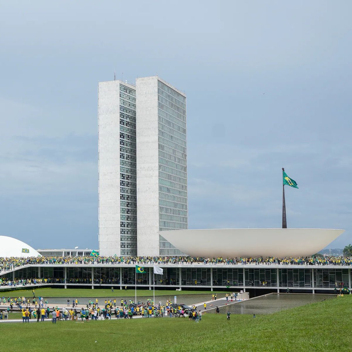 VarizanTom's tweet photo. Cinq jours après la mesure sur le betting au Brésil 🇧🇷 , la scène CS2 souffre déjà

La MP 1.394 interdit offre, publicité et sponsoring des bets.

Les premières conséquences 👇️ 

- @LOUDgg 🇧🇷 annule son arrivée sur le jeu (alors que les premières dépenses étaient engagées)
- @VivoKeyd 🇧🇷 annonce quitter le CS2
- Dust2 Brasil annule les 2 dernières éditions de la BetBoom Storm 
- @MIBR 🇧🇷 et @Fluxogg 🇧🇷 retirent leurs sponsors bets, @FURIA🇧🇷 rompt avec BetBoom

Ce qui reste flou : @Legacyggbr 🇧🇷 (Rainbet) et @Imperialesports 🇧🇷 (Gamdom) gardent leurs sponsors, en considérant que leur promotion vise l'international. 

Une autre problématique: BetBoom détenait les droits de diffusion en portugais de BLAST, PGL et ESL FACEIT Group, sous-licenciés à Gaules et MadHouse TV. Son départ menace donc la diffusion locale de ces circuits.

Selon moi, le choc ne se limite pas aux maillots. Il touche aussi les rosters en formation, les compétitions régionales et la diffusion. Aucun montant de deal n'est public, donc je ne chiffre pas l'impact global, mais le signal est net.

À suivre : élection le 4 octobre et un recours possible !

Quoi qu'il arrive, c'est un signe qu'être dépendant d'un seul type de sponsors peut compromettre complètement la présence d'un club sur un jeu.