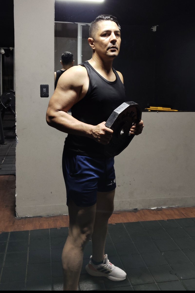 yerson_tabares's tweet photo. #gym #amigos #conocer #hombre #hombres #viral #parati #fyp #deporte #chuday #colombia #hola #aplaudan https://t.co/QPfjxfIcSX