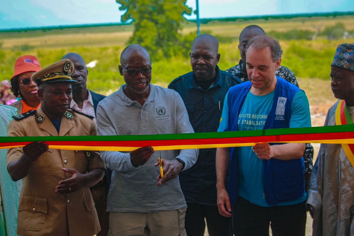 PNUDCameroun's tweet photo. 🏛️ Restaurer les services publics, c'est renforcer la confiance entre les institutions et les citoyens.

À Kolofata, UN RC/HC @IssaSanogoUN a pris part à l'inauguration officielle de la Sous-Préfecture, construite avec l'appui de @PNUDCameroun @Chris_Charbon, dans le cadre de la Facilité Régionale de Stabilisation.

Un investissement qui contribue au renforcement de la présence de l'État et à l'am��lioration des services rendus aux communautés.

#LeaveNoOneBehind