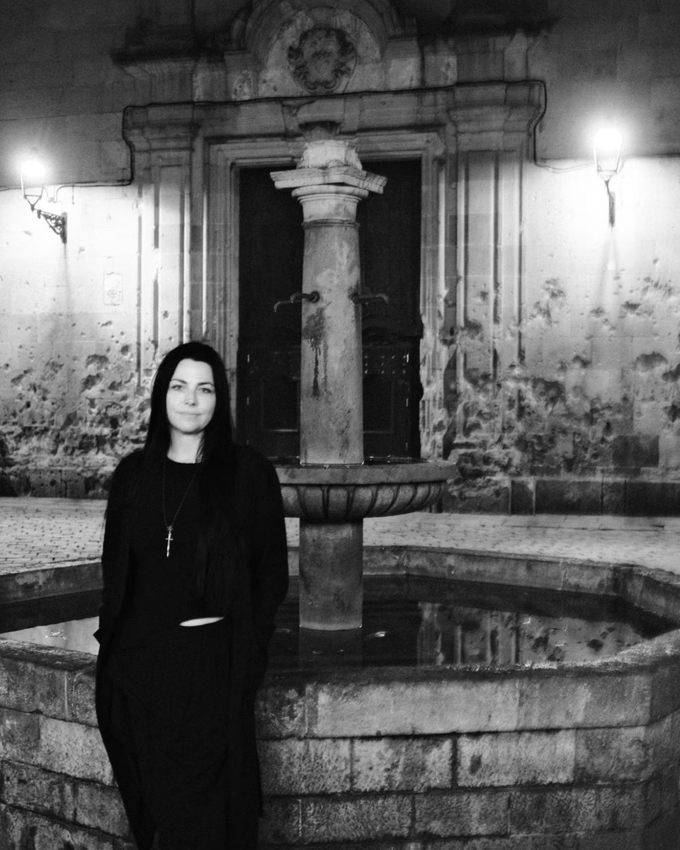 PopCulture2000s's tweet photo. 23 years later, amy lee returned to the fountain in barcelona from evanescence’s ‘my immortal’ music video!! iconic https://t.co/OEKTt66xy7