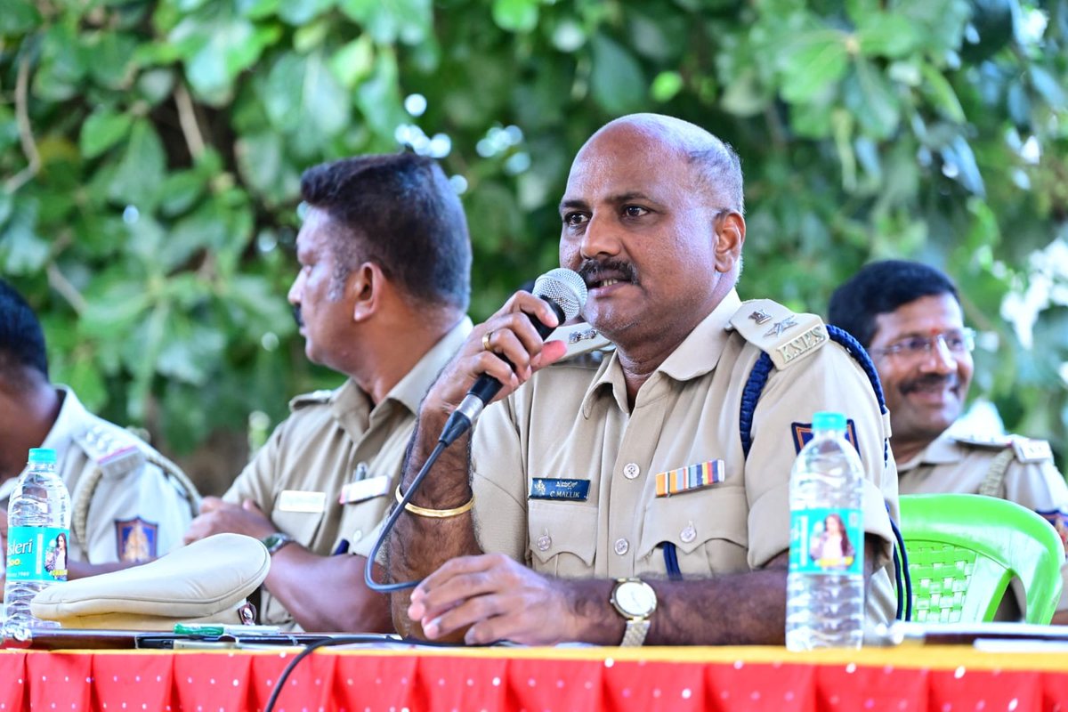 SPmysuru's tweet photo. ನಂಜನಗೂಡು ಪಟ್ಟಣದಲ್ಲಿ ನಡೆಯಲಿರುವ ಗಣಪತಿ ವಿಸರ್ಜನಾ ಕಾರ್ಯಕ್ರಮದ ಬಂದೋಬಸ್ತ್ ಕರ್ತವ್ಯಕ್ಕೆ ನಿಯೋಜಿಸಿರುವ ಅಧಿಕಾರಿ ಸಿಬ್ಬಂದಿಗಳಿಗೆ ಮಾನ್ಯ ಅಪರ ಪೊಲೀಸ್ ಅಧೀಕ್ಷಕರಾದ ಶ್ರೀ ಮಲ್ಲಿಕ್ ಸಿ ರವರು ಸೂಕ್ತ ಸಲಹೆ ಸೂಚನೆಗಳನ್ನು ನೀಡಿದರು. https://t.co/K6epjrPraD
