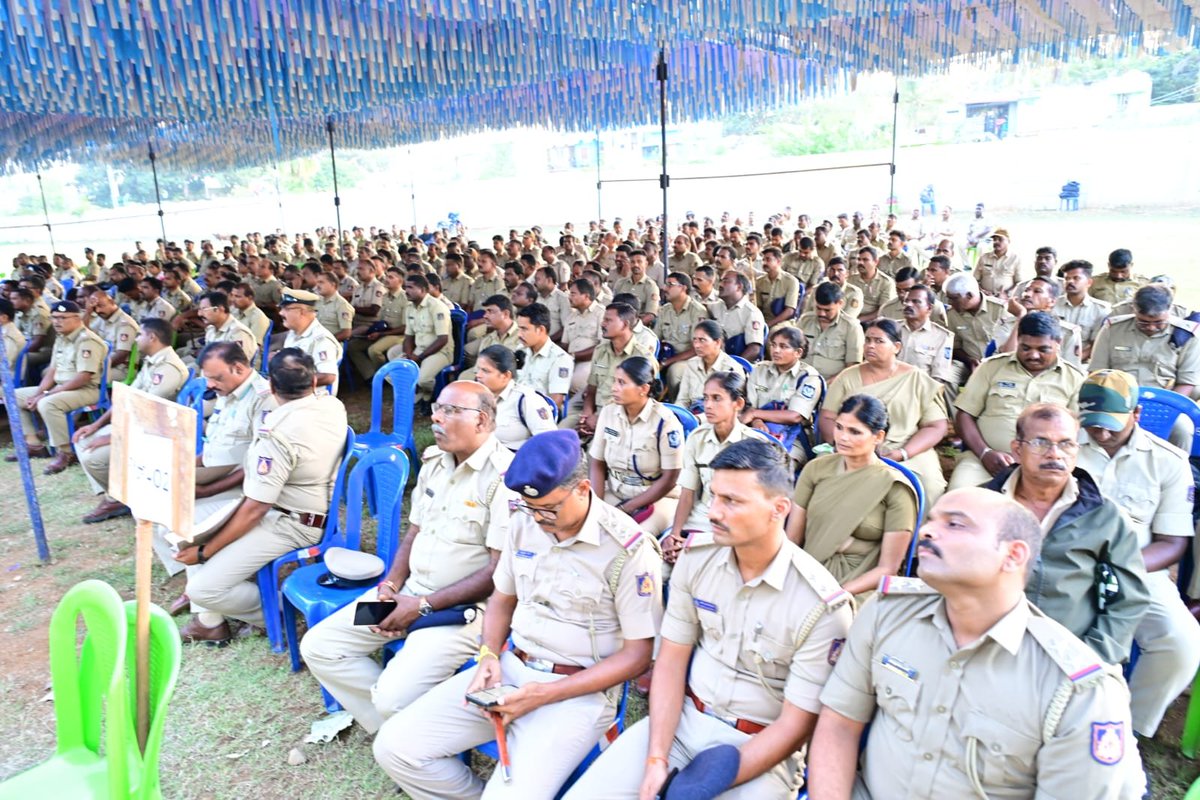 SPmysuru's tweet photo. ನಂಜನಗೂಡು ಪಟ್ಟಣದಲ್ಲಿ ನಡೆಯಲಿರುವ ಗಣಪತಿ ವಿಸರ್ಜನಾ ಕಾರ್ಯಕ್ರಮದ ಬಂದೋಬಸ್ತ್ ಕರ್ತವ್ಯಕ್ಕೆ ನಿಯೋಜಿಸಿರುವ ಅಧಿಕಾರಿ ಸಿಬ್ಬಂದಿಗಳಿಗೆ ಮಾನ್ಯ ಅಪರ ಪೊಲೀಸ್ ಅಧೀಕ್ಷಕರಾದ ಶ್ರೀ ಮಲ್ಲಿಕ್ ಸಿ ರವರು ಸೂಕ್ತ ಸಲಹೆ ಸೂಚನೆಗಳನ್ನು ನೀಡಿದರು. https://t.co/K6epjrPraD